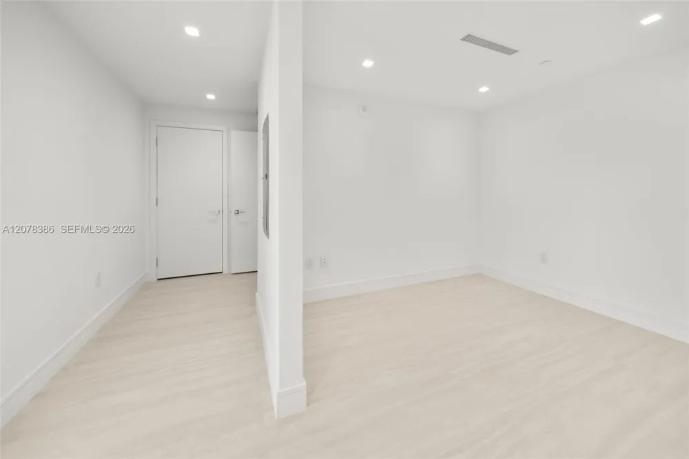 2411 Laguna Cir #311 North Miami, FL 33181