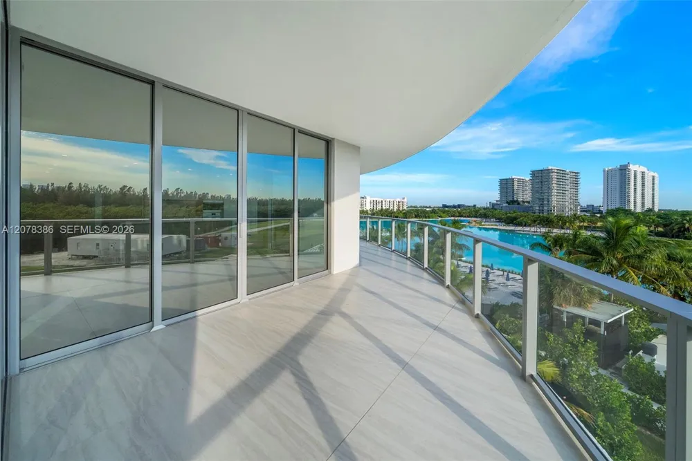 2411 Laguna Cir #311 North Miami, FL 33181