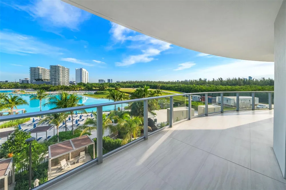 2411 Laguna Cir #311 North Miami, FL 33181