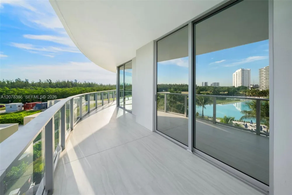 2411 Laguna Cir #311 North Miami, FL 33181