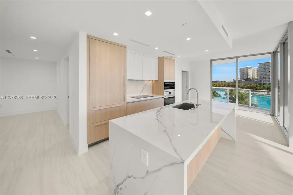 2411 Laguna Cir #311 North Miami, FL 33181