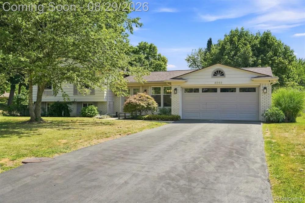 4243 Iverness Lane West Bloomfield Charter Township, MI 48323