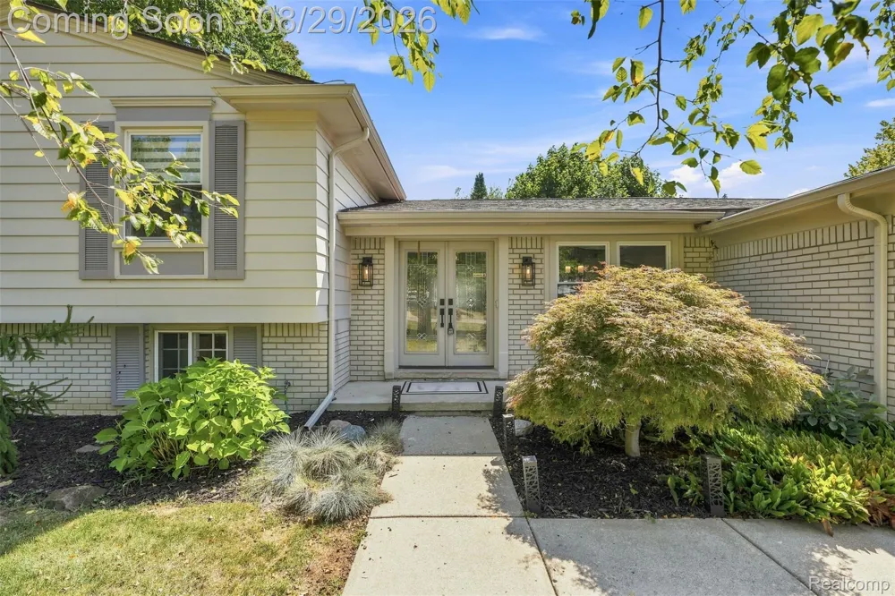 4243 Iverness Lane West Bloomfield Charter Township, MI 48323