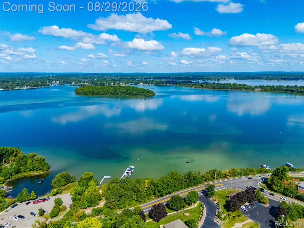 4243 Iverness Lane West Bloomfield Charter Township, MI 48323