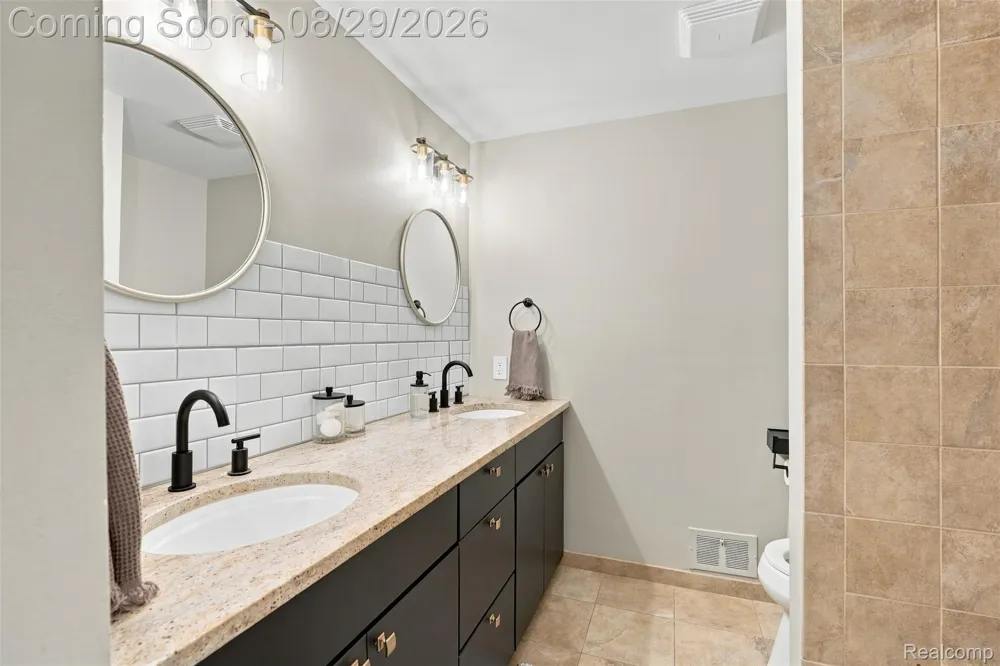 4243 Iverness Lane West Bloomfield Charter Township, MI 48323