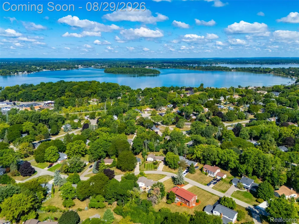 4243 Iverness Lane West Bloomfield Charter Township, MI 48323