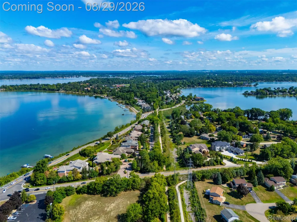 4243 Iverness Lane West Bloomfield Charter Township, MI 48323