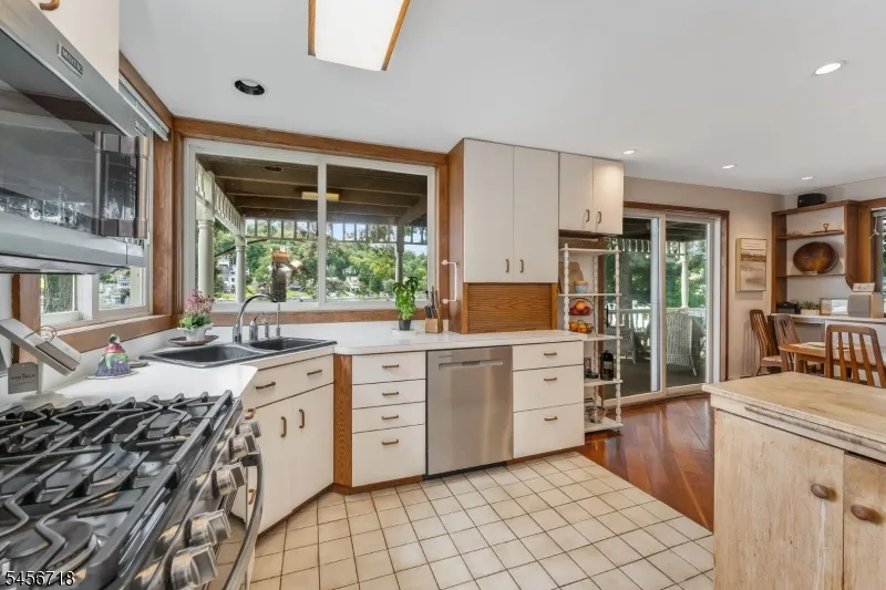 90 Ithanell Rd Hopatcong, NJ 07843