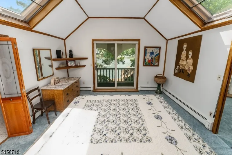 90 Ithanell Rd Hopatcong, NJ 07843