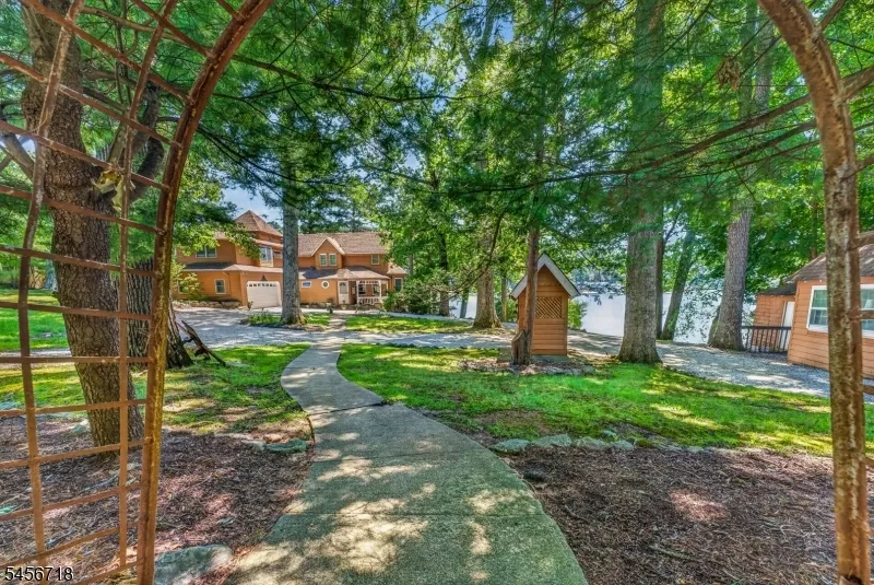 90 Ithanell Rd Hopatcong, NJ 07843