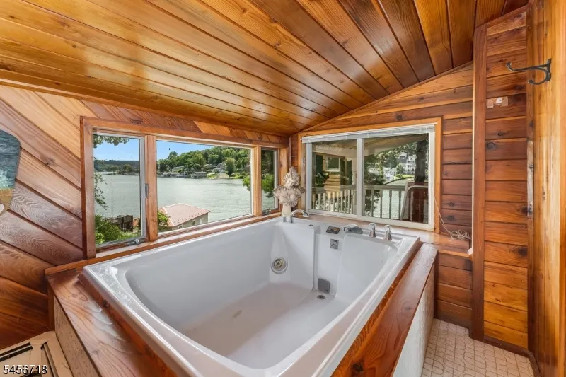 90 Ithanell Rd Hopatcong, NJ 07843