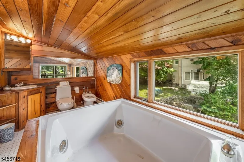 90 Ithanell Rd Hopatcong, NJ 07843