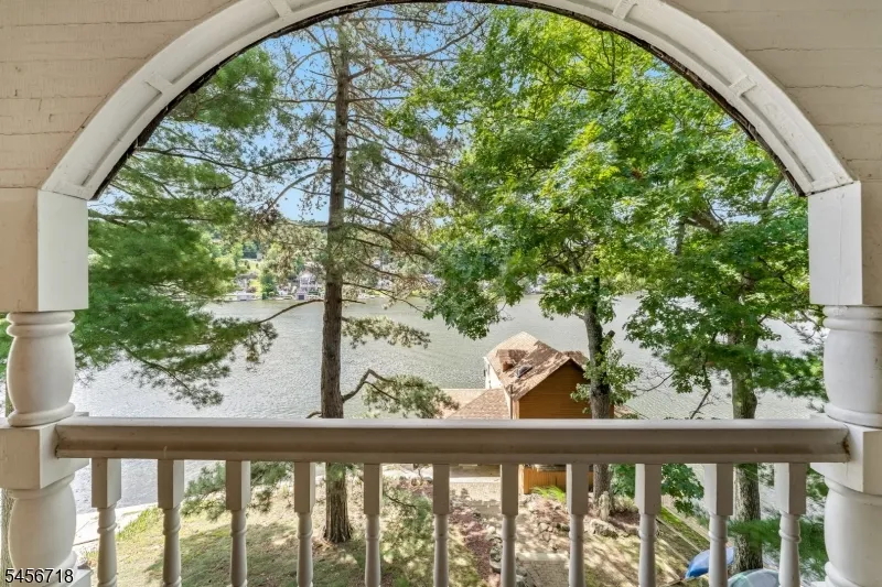 90 Ithanell Rd Hopatcong, NJ 07843