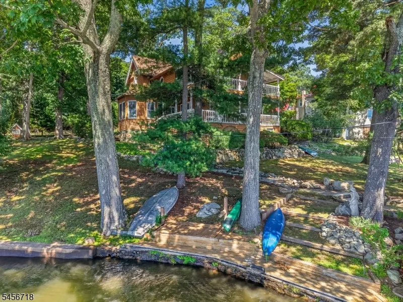 90 Ithanell Rd Hopatcong, NJ 07843