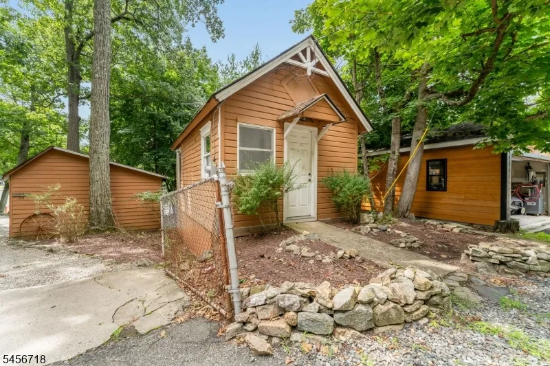 90 Ithanell Rd Hopatcong, NJ 07843