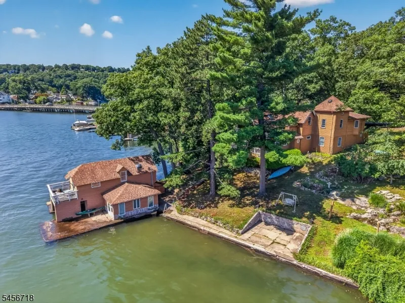 90 Ithanell Rd Hopatcong, NJ 07843
