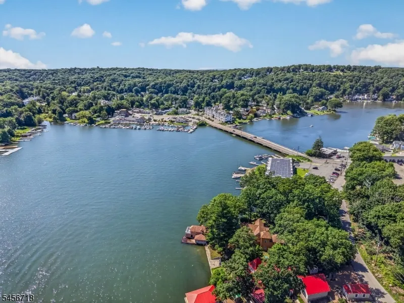 90 Ithanell Rd Hopatcong, NJ 07843