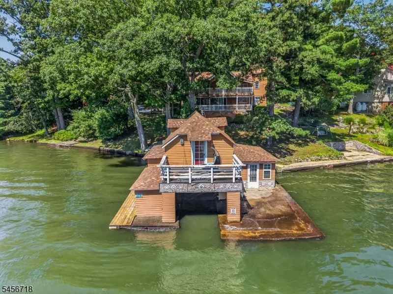 90 Ithanell Rd Hopatcong, NJ 07843