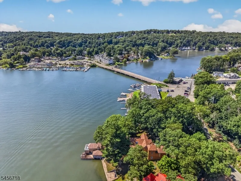 90 Ithanell Rd Hopatcong, NJ 07843