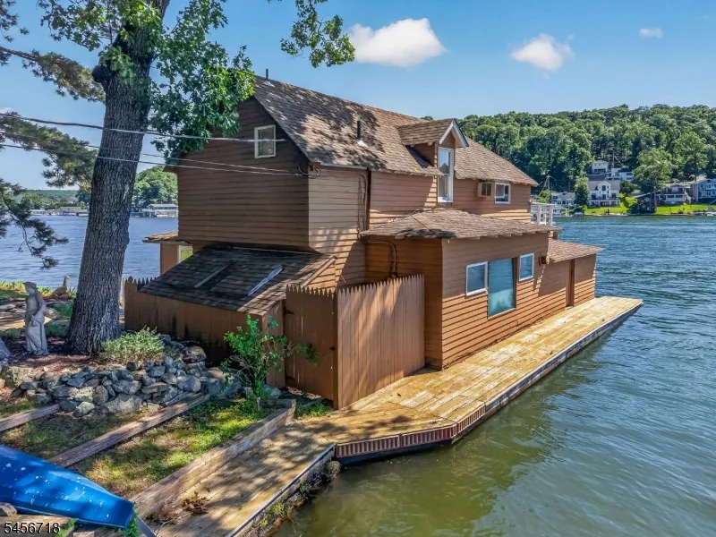 90 Ithanell Rd Hopatcong, NJ 07843