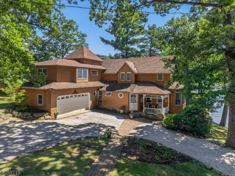 90 Ithanell Rd Hopatcong, NJ 07843