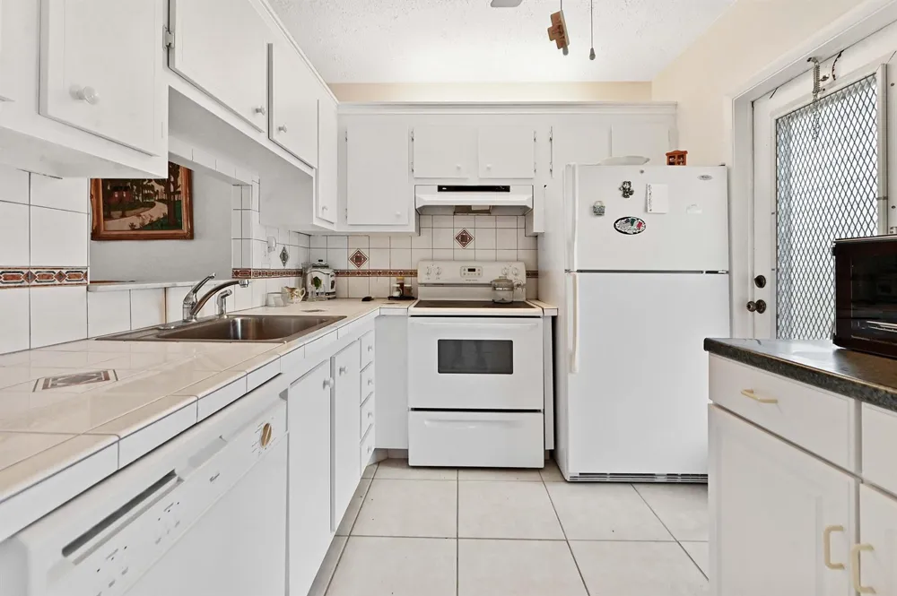 3506 NW 49th Avenue #603 Lauderdale Lakes, FL 33319