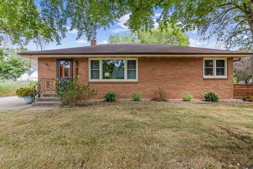 2242 Milton Street Roseville, MN 55113