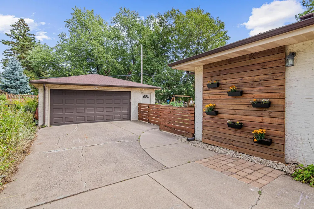 2242 Milton Street Roseville, MN 55113