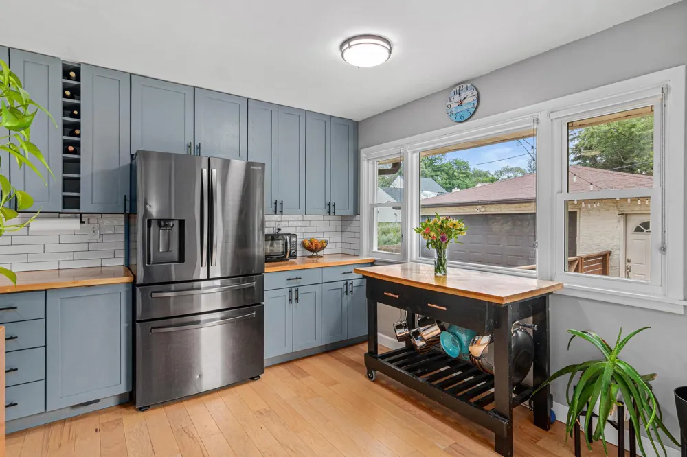 2242 Milton Street Roseville, MN 55113