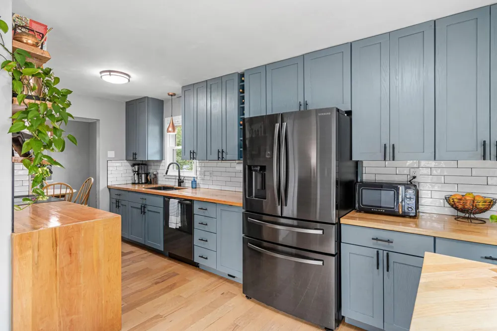 2242 Milton Street Roseville, MN 55113