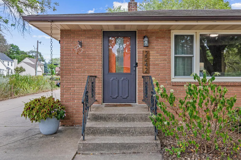 2242 Milton Street Roseville, MN 55113