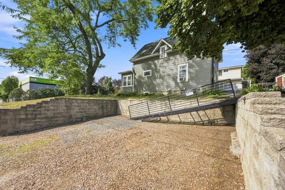 1825 Minnehaha Avenue W Saint Paul, MN 55104
