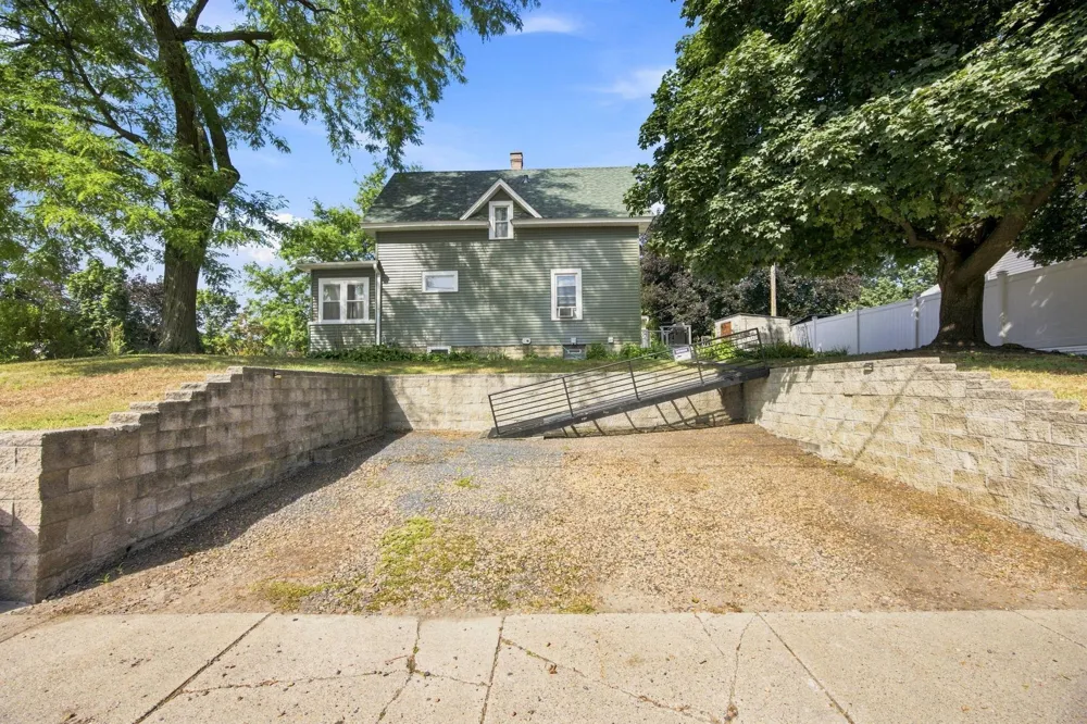 1825 Minnehaha Avenue W Saint Paul, MN 55104