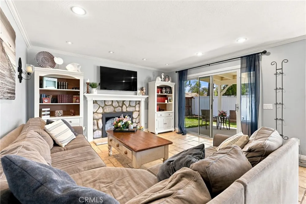 696 Corte Vina Camarillo, CA 93010