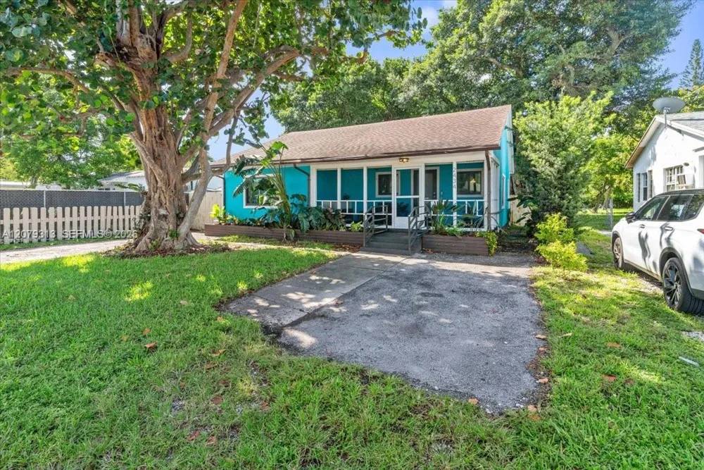 2434 Lincoln St Hollywood, FL 33020