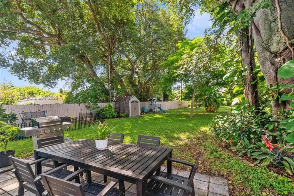 2434 Lincoln St Hollywood, FL 33020