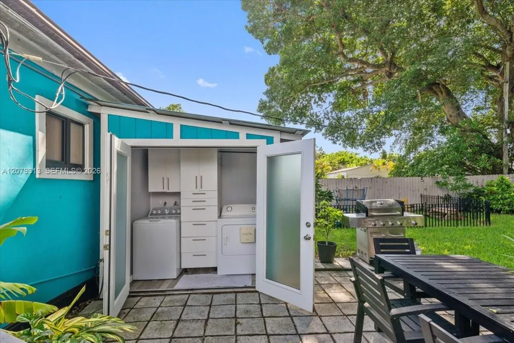 2434 Lincoln St Hollywood, FL 33020