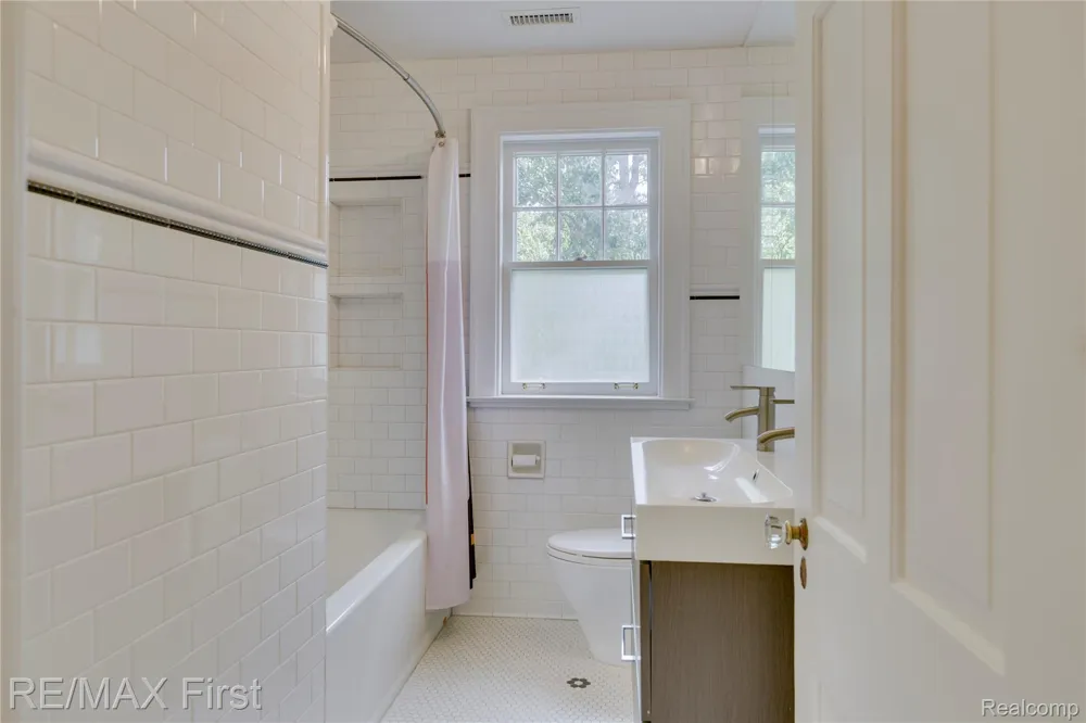 657 W Drayton Street Ferndale City, MI 48220