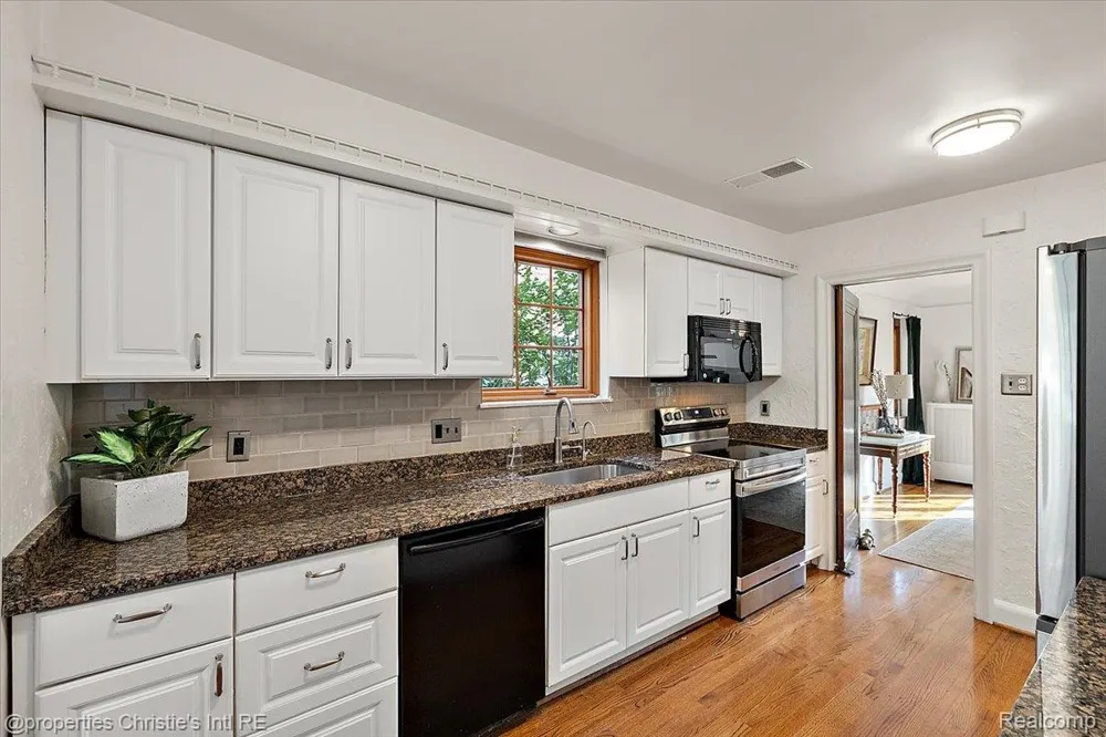 271 McMillan Road Grosse Pointe Farms City, MI 48236