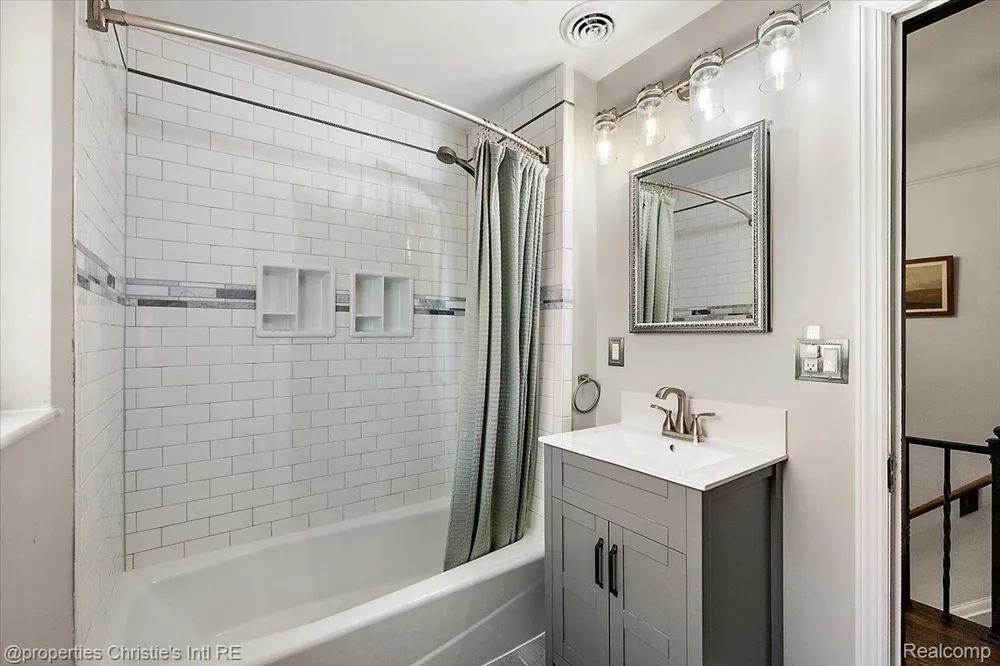 271 McMillan Road Grosse Pointe Farms City, MI 48236