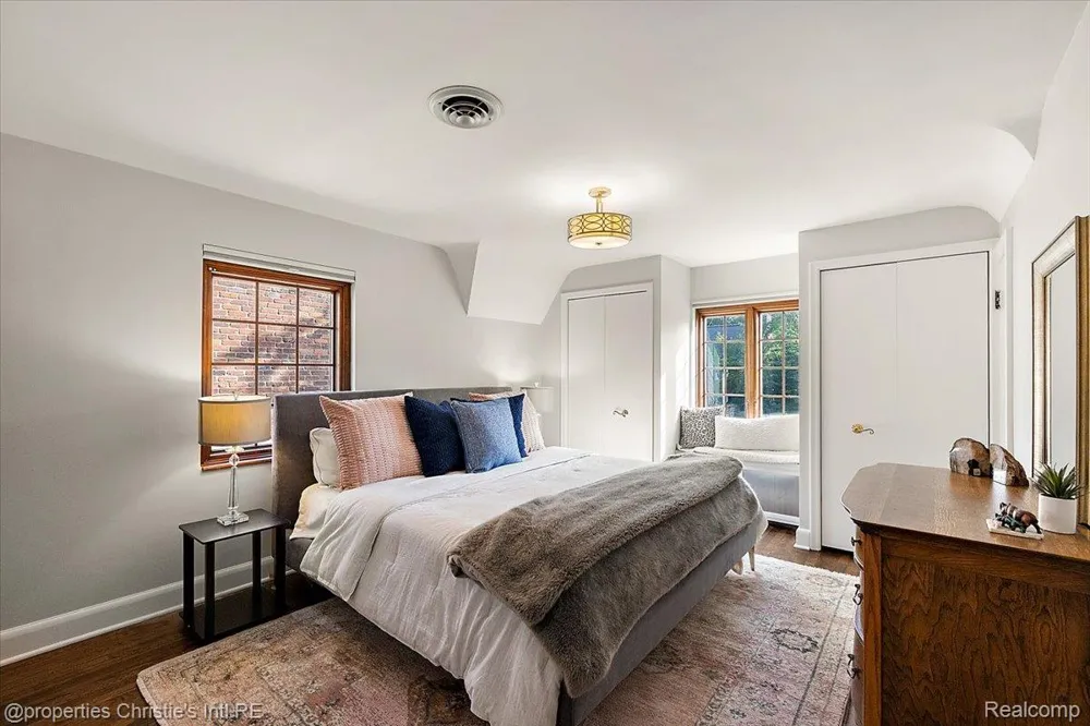 271 McMillan Road Grosse Pointe Farms City, MI 48236