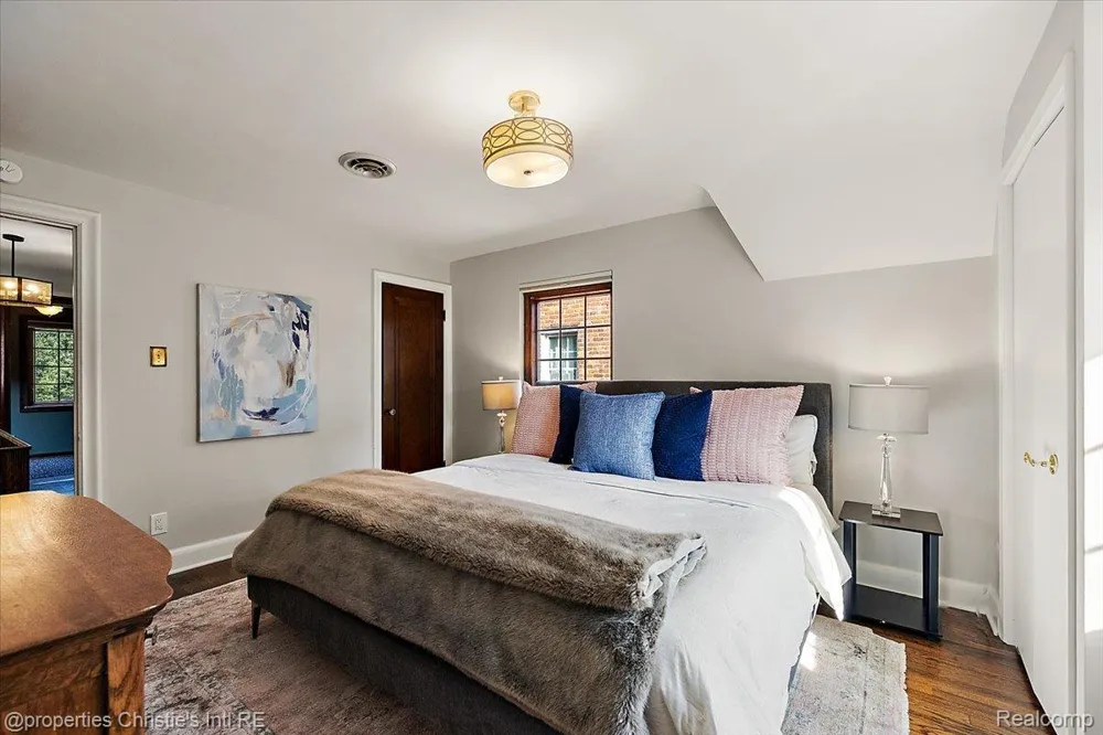 271 McMillan Road Grosse Pointe Farms City, MI 48236