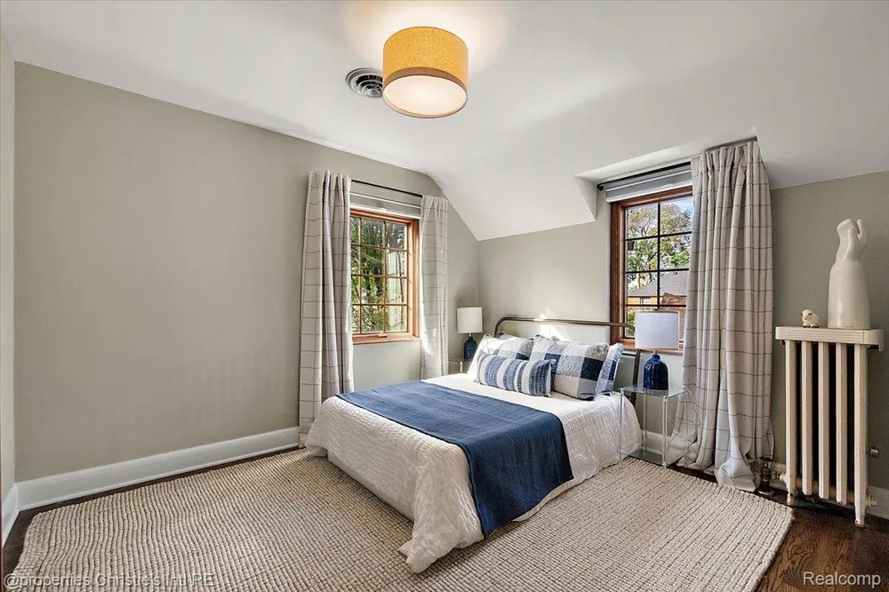 271 McMillan Road Grosse Pointe Farms City, MI 48236