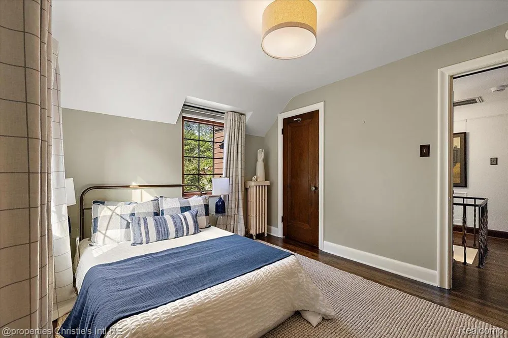 271 McMillan Road Grosse Pointe Farms City, MI 48236