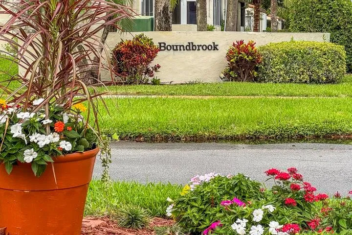 2540 Boundbrook Boulevard #204 Palm Springs, FL 33406