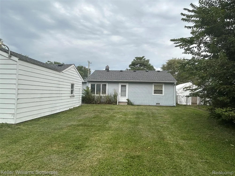 33809 Calumet Court Westland City, MI 48186
