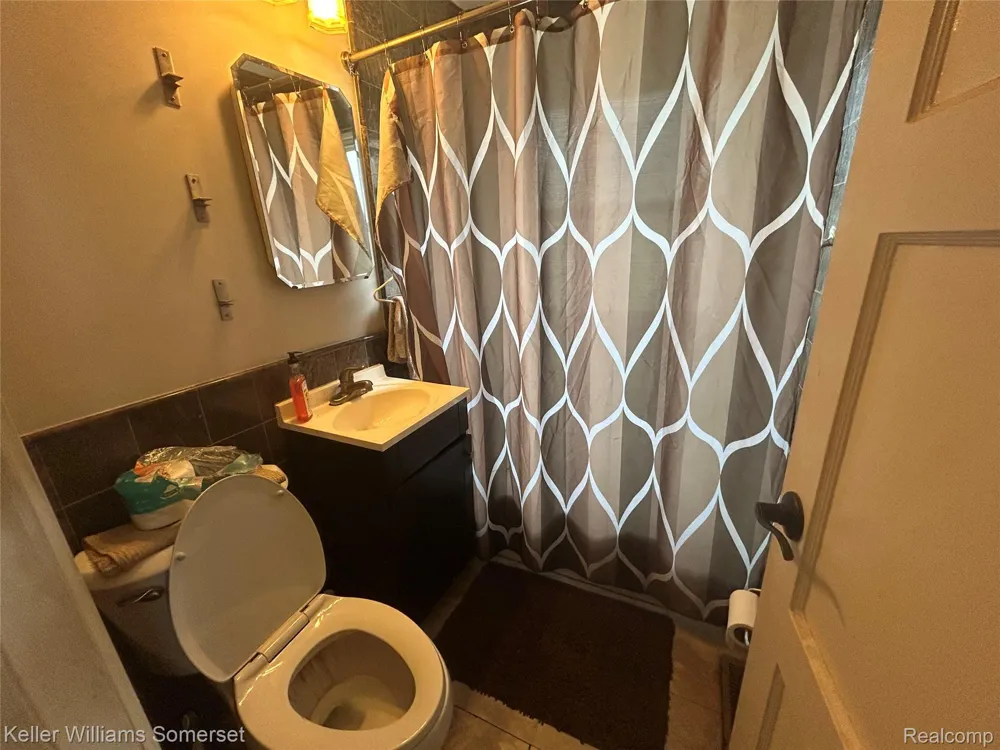 33809 Calumet Court Westland City, MI 48186