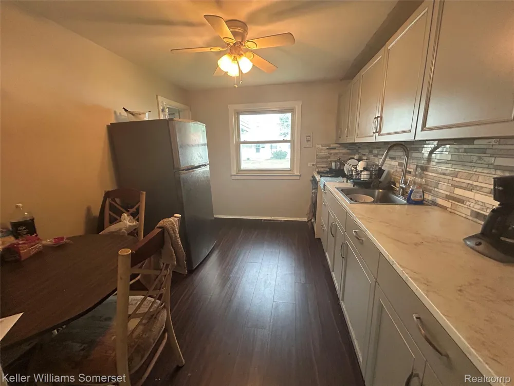 33809 Calumet Court Westland City, MI 48186