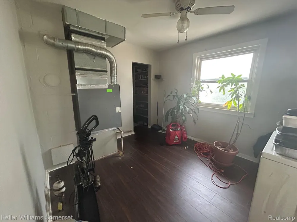 33809 Calumet Court Westland City, MI 48186