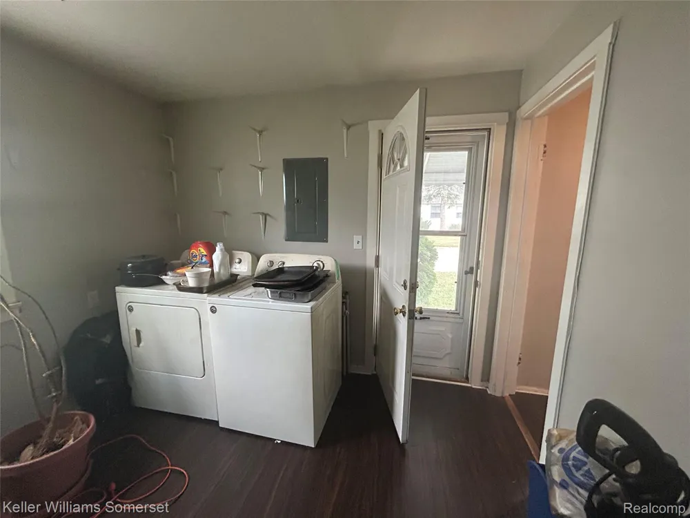 33809 Calumet Court Westland City, MI 48186